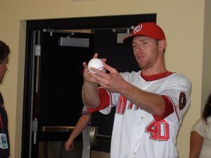 밸레스터가 야구공을 들고 있다.