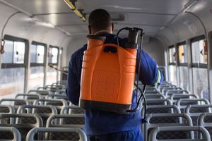 2020년 3월 소독 중인 골든 애로우 버스 서비스 버스