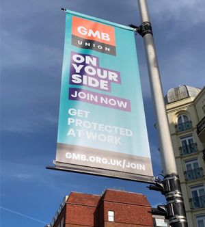 2019년 브라이튼의 GMB 가로등 배너