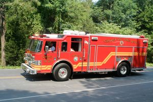 같은 퍼레이드에 참여한 크로제 자원 소방서 엔진 52 트럭