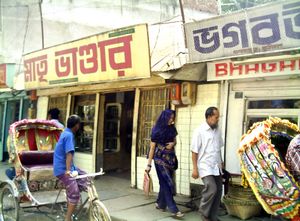 인기 있는 코밀라 과자류의 제조업자들은 대부분 주요 도시의 마노하르푸르 지역에 기반을 두고 있다.