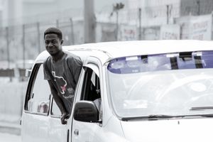 트로 트로를 밖을 내다보는 차장