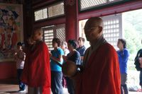 평안북도향산군묘향산의 보현사에서의 불교 의식. 신도들의 참가자는, 사원을 방문하고 있는 한국계 미국인 불교도 그룹의 멤버이다.