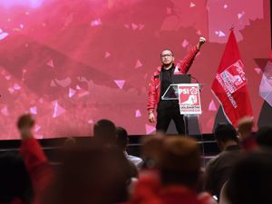 기링 가네샤가 KopDarNas 행사에서 주먹을 쥐고 있다.