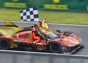 2024년 르망 24시에서 우승한 50번 페라리 499P가 피트 스톱 출구를 향해 주행하는 모습.