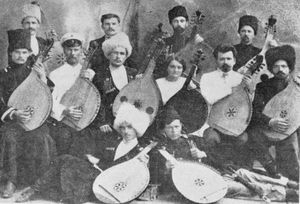 1913년 쿠반에서 조직된 최초의 반두라 학교, 바실 예메츠(중앙)가 지도