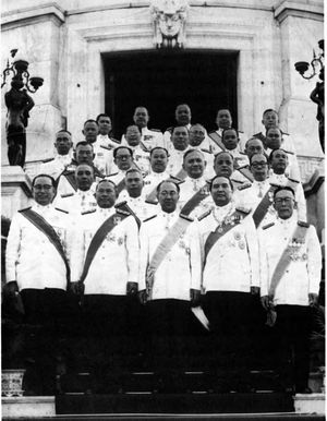 폿 사라신(첫 줄 가운데)