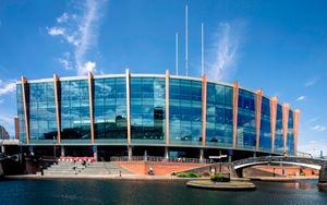 2015년 6월 아레나의 새로운 유리 외관