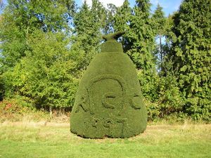 1997년 러틀랜드 재설립을 기념하는 Clipsham Yew Tree Avenue의 날짜가 새겨진 토피어리