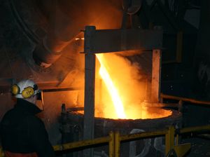 용광로에서 래들로 용융물 붓기