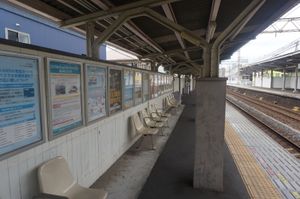 고(古) 레일이 사용된 상행 홈의 지붕