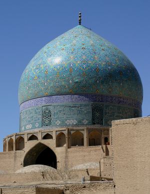 타일로 덮인 주 돔의 외부 모습