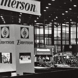 1982년 CES에서 에머슨 부스에 전시된 아카디아 2001 시스템.