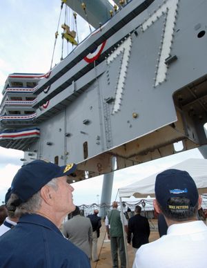 2006년, 선박의 비행 갑판에 700톤 규모의 아일랜드 설치