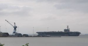 USS George H.W. Bush가 처음으로 드라이 도크에서 나온 직후