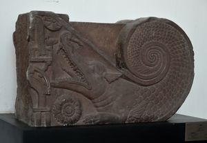 바르후트 불탑의 빔에 있는 마카라, 현재는 인도 박물관, 콜카타에 소장되어 있음