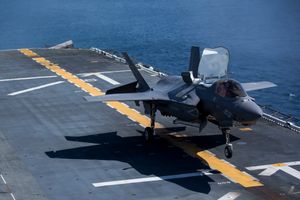 미국 강습상륙함에 수직으로 착륙중인 F-35B 수직이착륙 전투기