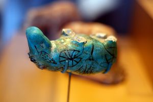 이와 같은 파이앙스 하마 조각상은 죽은 자가 사후 세계에서 성공적으로 부활하도록 돕기 위해 묘와 사원에 놓였다. 브루클린 브루클린 박물관 소장.