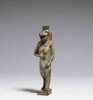 초기 프톨레마이오스 시대(기원전 4세기)의 이 파이앙스 용기는 타와레트의 형태로 성형되었으며, 액체를 의식적으로 정화하는 데 사용되었을 것이다. 월터스 미술관(Walters Art Museum), 볼티모어.