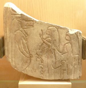 타와레트를 숭배하는 두 사람(오른쪽)을 묘사한 석회암 조각(제19-20왕조, 신왕국).