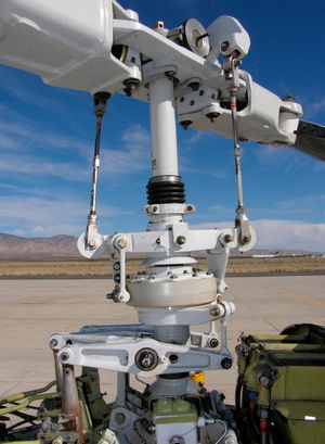 벨 222U 로터 헤드 및 비행 제어장치