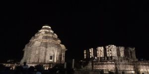 밤의 코나르크 수리야 사원