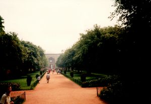 부 할리마의 정원과 무덤 전경