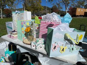 베이비 샤워에서 테이블 위에 놓인 선물