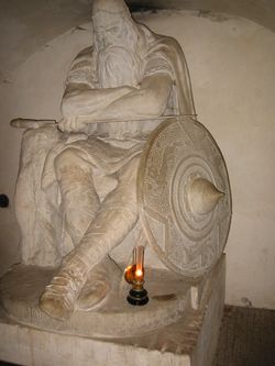 지하에는 전설에서처럼 팔짱을 끼고 앉아 잠을 자고 있는 홀거 단스케의 동상이 있다.