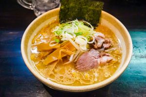 된장 육수가 담긴 라면 한 그릇