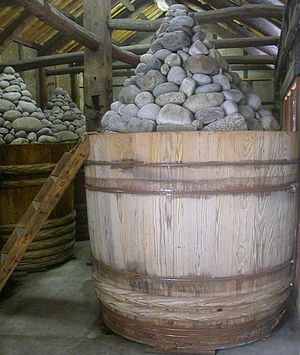 하초 미소가 통에서 발효되고 있다