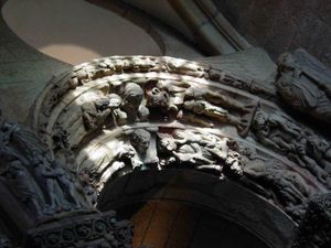 우측 문의 아치볼트는 최후의 심판을 표현한다.