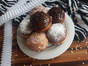 다양한 속재료로 화려하게 장식된 크라프펜 도넛