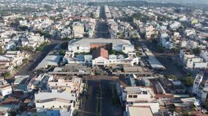 호아타인 시의 중심부, 롱호아 시장