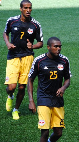 팀 동료 크리스 듀발과 함께 있는 밀러