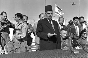 1956년 11월 26일, 가자 시장 취임식에서 연설하는 루쉬디 알-샤와. 사진 뒤쪽에는 이스라엘 국기가 보인다.