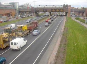 헬싱키 이태케스쿠스의 이태베일라 고속도로 위를 지나는 한사실타 구름다리