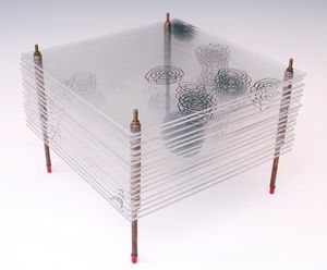 X선 회절로 얻은 페니실린의 전자 밀도에 대한 3차원 등고선 지도. 가장 높은 밀도를 가진 점은 페니실린 내 개별 원자의 위치를 보여준다. 호지킨은 이 장치를 사용하여 구조를 추론했다.