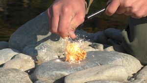 약 3,000도의 불꽃은 햇빛 아래에서도 밝게 보인다.