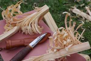 나뭇잎 나무 장작을 칼로 가공하여 만든 페더스틱.