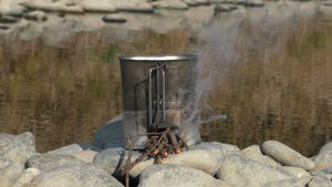 부시크래프터의 단독 모닥불. 식수 확보를 위해 매우 작게 피웠다.