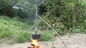 트라이스틱에는 팟 훅 연습이 포함되며, 기본적인 공예 기술 중 하나이다.