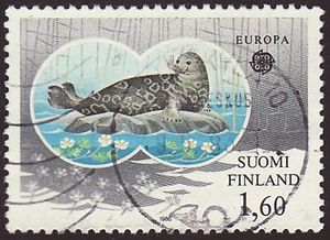 1986년 핀란드에서 발행된 피르코 바테로가 디자인한 "유럽 1986 - 자연 보호" 기념 우표; 쌍안경으로 바라보는 사이마고리무늬물범 그림