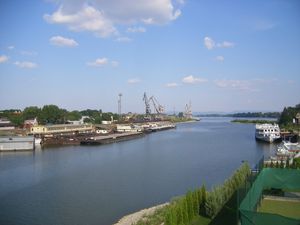 슬로바키아의 코마르노는 중요한 국제 수로인 다뉴브 강의 내륙 항구입니다.