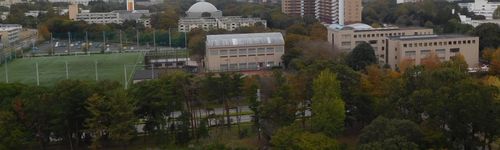 쓰쿠바 캠퍼스 전경 (2019년). 왼쪽부터 운동장, 체육관, 1·2호관. 앞쪽은 마쓰미 공원.