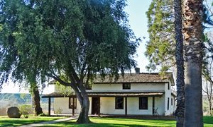 캘리포니아의 목장주인 디에고 세풀베다가 1842년에 지은 유카이파 아도비는 이 도시에서 가장 오래된 건물이다.