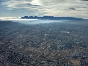 San Gabriel 산을 향하여 남서쪽을 바라본 헤스페리아 항공 사진.