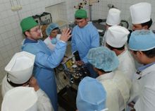 미 육군 군인과 통역관들이 페르가나 비상 센터에서 희망 지원 작전을 지원하며 885 이동 마취 기계에 대해 현지 우즈베키스탄 마취 제공자들을 훈련시키고 있다.