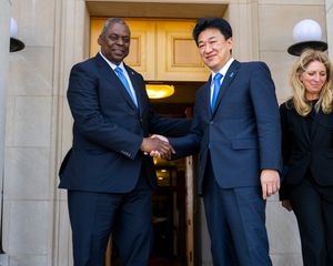 2023년 10월 4일, 워싱턴 D.C. 펜타곤에서 미국의 국방 장관 로이드 오스틴과 기하라