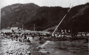 아마루베 해변에 교각 건설 자재들이 준비되어 있다.